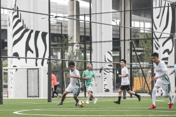 实时股票配资平台 门前大桥下, 能踢球能遛娃