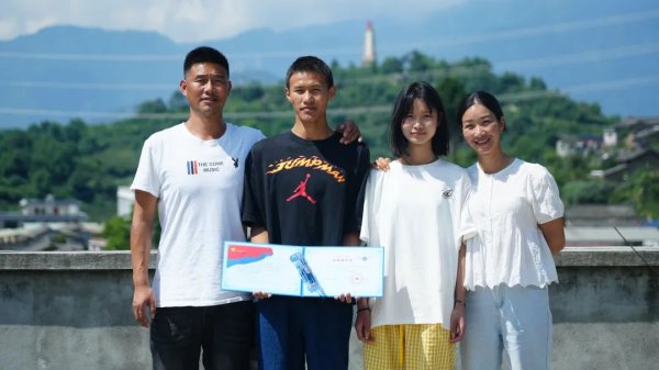 配资门户优选网 冲上云霄! 向往蓝天的藏族少年, 被空军航空大学录取